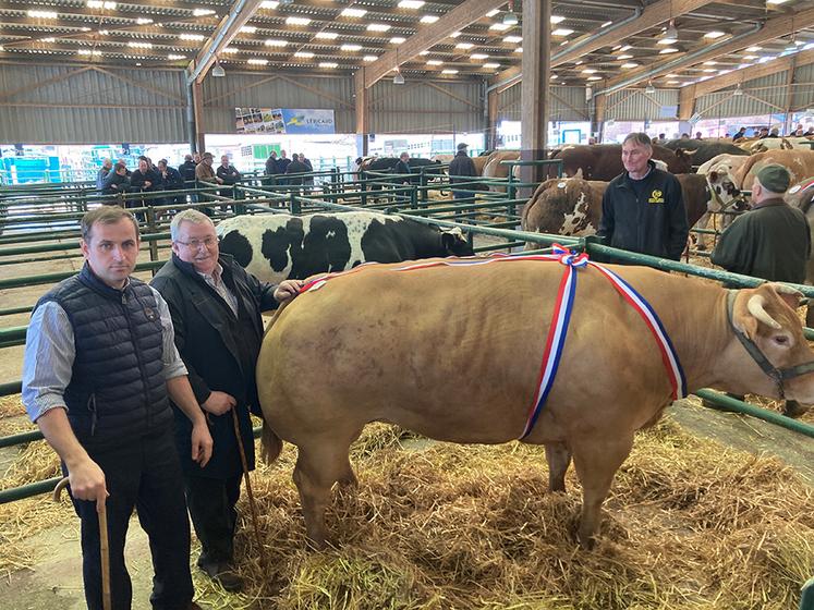 Super championne appartenant à Maxime Villey par le jury présidé par Jean-Yves Renard (président de la Fédération nationale des Concours d’animaux de boucherie).