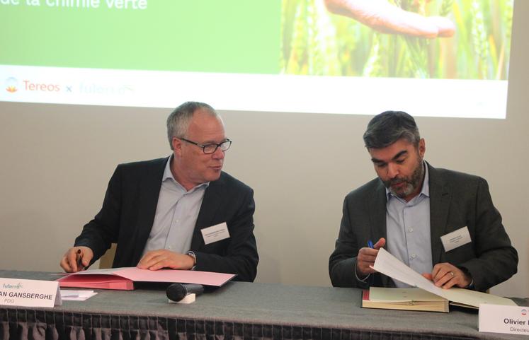 Frédéric Van Gansberghe, président de Futerro, et Olivier Leducq, directeur général de l'usine Tereos de Lillebonne, lors de la signature du partenariat le 11 avril à Gruchet-le-Valasse.