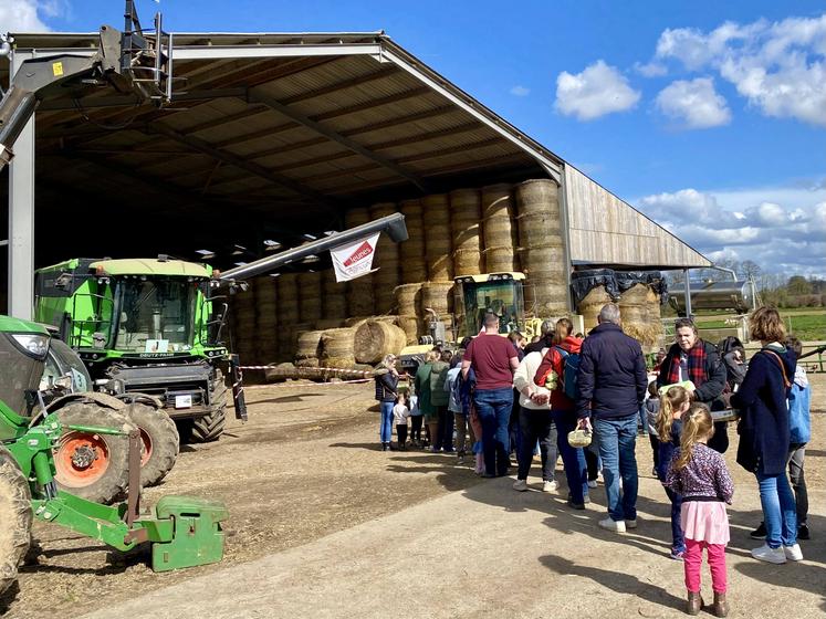 La file d'attente pour le tour de tracteur.