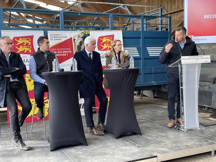 Hervé Morin, président de la Région Normandie, et Clotilde Eudier, vice-présidente de la Région en charge de l'agriculture, ont été accueillis chez Romain Madeleine, éleveur au Molay-Littry pour présenter le plan, en présence de Nicolas Dumesnil (tout à gauche), président d'Interbev Normandie, et du maire, Guillaume Bertier (au micro).