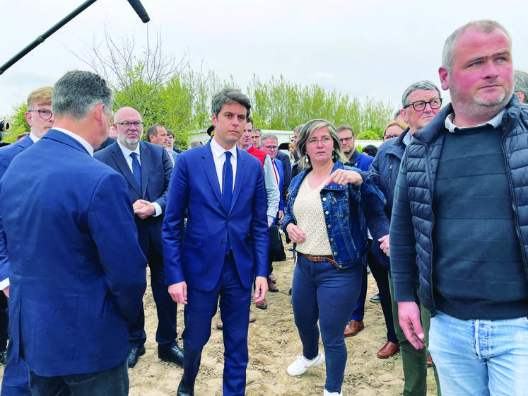 Charlène et Thomas Lebreuilly, maraîchers bio à Bretteville-sur-Ay (Manche), ont accueilli le Premier ministre, accompagné de Marc Fesneau (Agriculture) et d'Hervé Berville (Mer et Biodiversité).