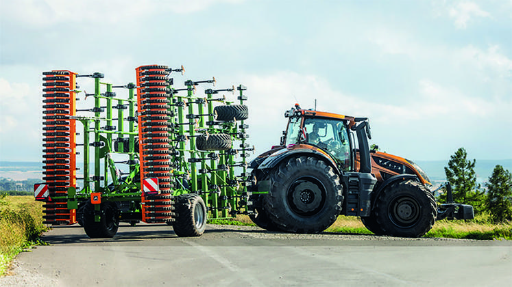 Il faut encore attendre quelques semaines avant de croiser un modèle de la série S sur les routes et dans les champs, après sa présentation officielle lors du dernier salon Agritechnica.