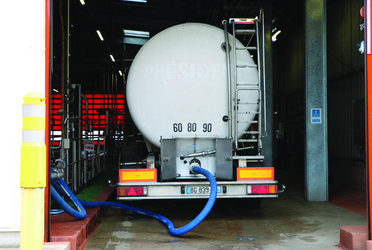 Camion de collecte en train de livrer du lait de vache sur un site de Lactalis.