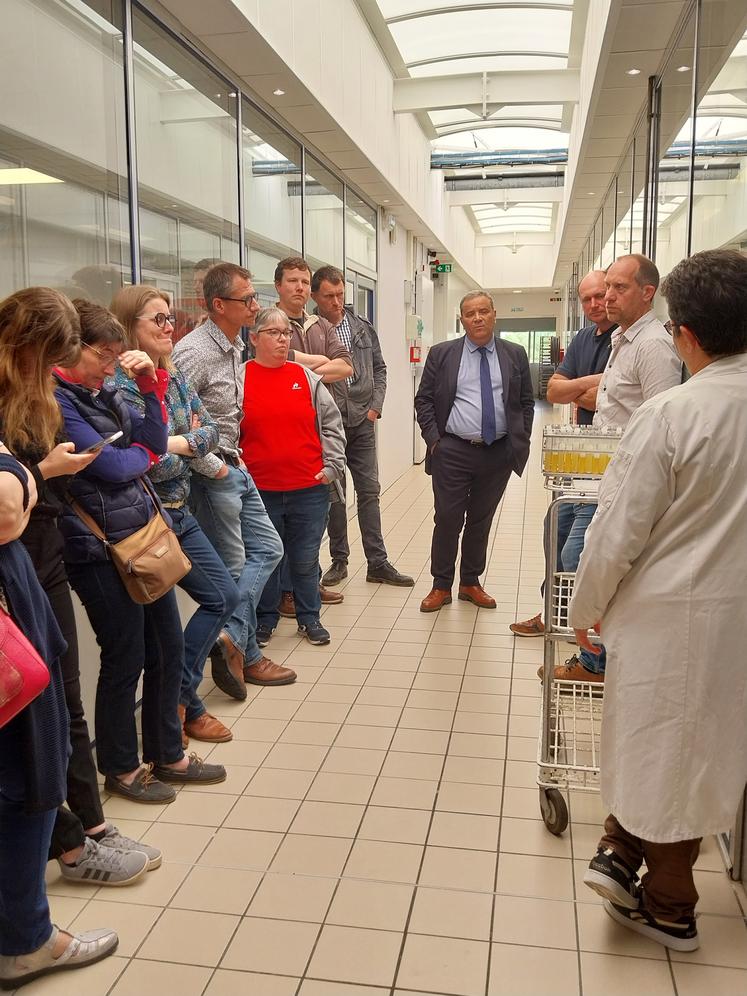 Philippe Damarin, directeur général du Labilait, et Catherine Coupel, responsable qualité du laboratoire, présentent les étapes d'analyse du lait.