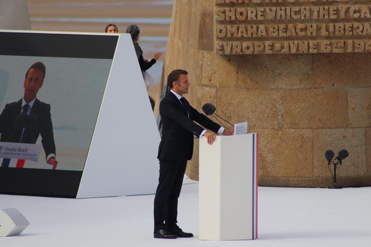 Emmanuel Macron a pris la parole pendant plus de 20 minutes, à la fin de la cérémonie, laquelle a débuté avec plus d'une heure de retard.