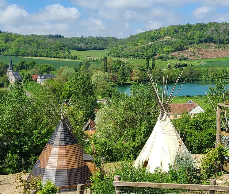 Camping ou hôtel ? Vous aurez le choix entre deux tipis pouvant accueillir de 1 à 6 personnes.