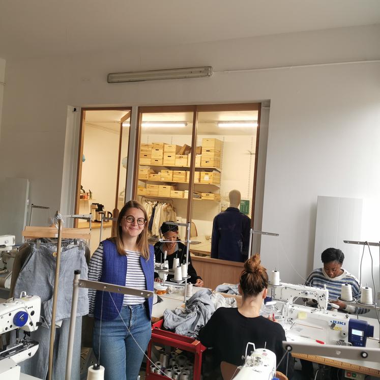 Pauline Beuzelin et ses collaborateurs dans le petit atelier de Malaunay. La fondatrice espère s'agrandir d'ici la fin de l'année.