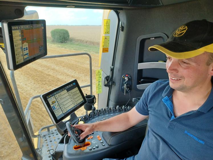 Paul Laluque, chef produit, sur la CR11 de New Holland.