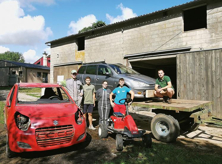 De g. à d. : Pierre Barabé, Baptiste Feuillolay, Bérénice Dumortier, Gontran Dumortier et Marius Bertin préparent leurs machines infernales pour l’auto-foot et le garden cross. 