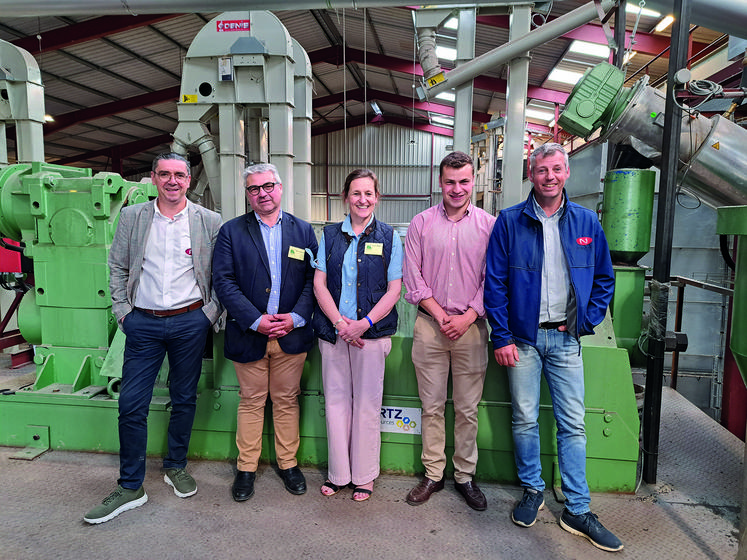 Le jour de l'inauguration. De g. à dr. : Gaël Peslerbe, directeur général de Novial, Marc, Élise et Adhémar Lamoureux, et Dimitri Boulier, technicien volailles Novial.