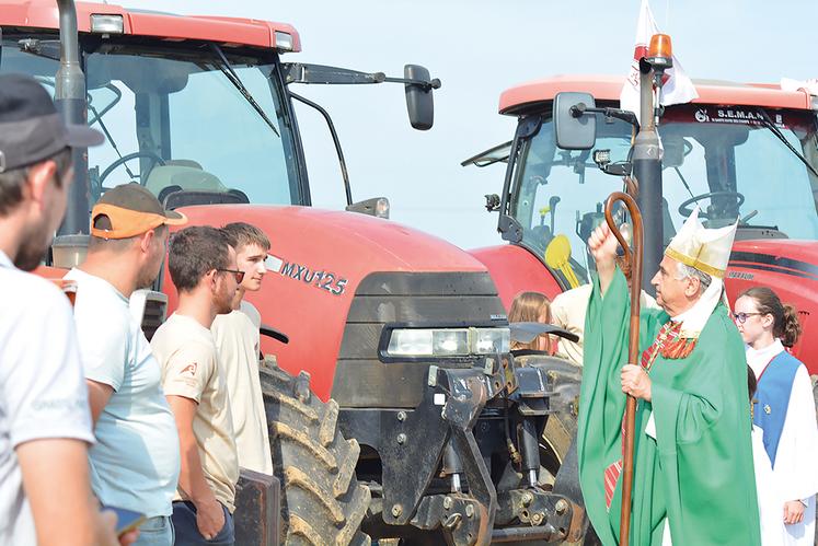 Monseigneur Dominique Lebrun a béni les laboureurs et leur attelage après la messe qu’il a célébrée avec le père Romuald.