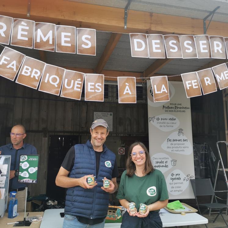 "Les yaourts et les crèmes dessert de la Ferme du Puits permettent une bonne partie du financement du poste à l'atelier de transformation" souligne l'éleveur  Philippe Savalle. "C'est un engagement de J'achète Fermier", rappelle Clémence Le Norcy de la start-up Resan.