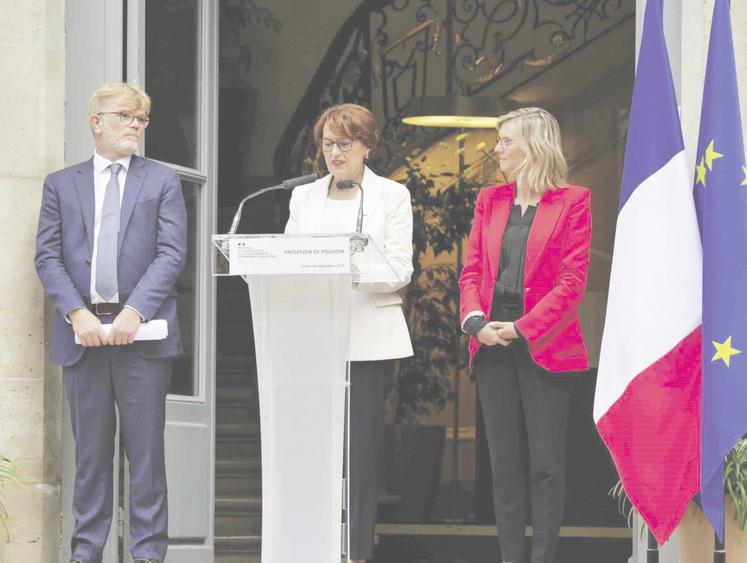 Passation entre d'un côté Marc Fesneau et Agnès Pannier-Runacher, et de l'autre, Annie Genevard, nouvelle ministre de l'Agriculture, originaire du Doubs.