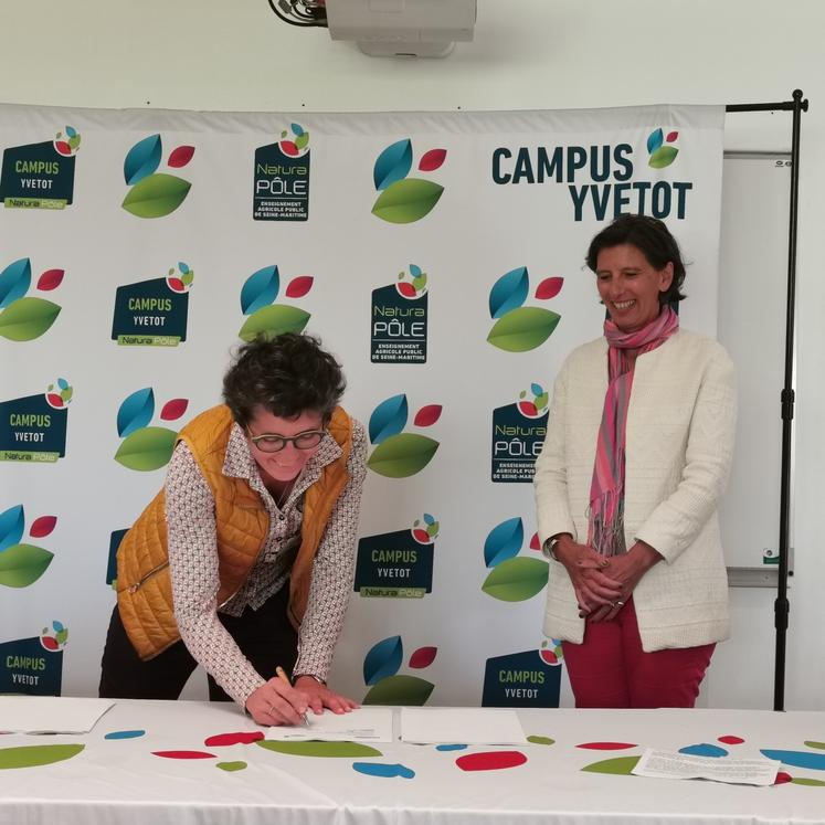 Signature de la convention par Fabienne Martin (à g.), directrice de l'Eplefpa de Seine-Maritime, et Séverine Le Mière, directrice du CFA d'Engie.