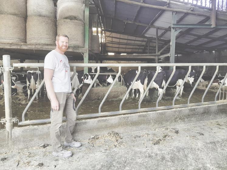 Emmanuel Roch devant son troupeau de vaches laitières.