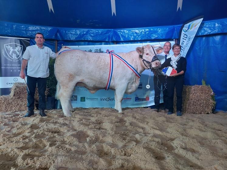 Turquoise du Gaec de la Mare aux Ifs (76) est grand prix d'honneur femelle et prix d'honneur femelle junior.