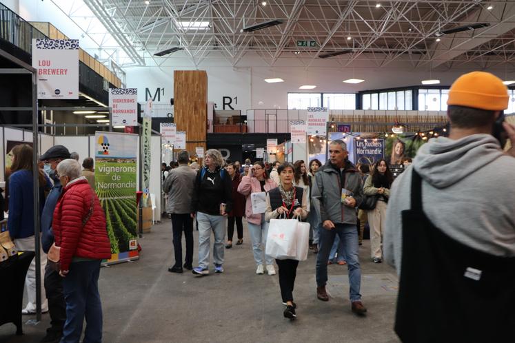 Dès l'ouverture, le Festival de l'excellence normande a accueilli en nombre ses visiteurs, comme ici dans le hall 2 "L'Eau à la bouche". 58 000 personnes ont déambulé tout le week-end.