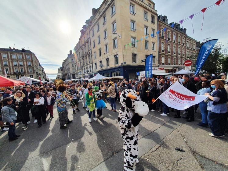 Archive. Les mascottes de JA 76 seront également présentes dans les rues pour assurer l'animation et donner de la visibilité au syndicat.