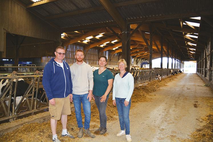 Le Gaec des Hogues se compose depuis près de deux ans de quatre associés : Michael et Nathalie Letellier, leur fils Thomas et leur belle-fille Louise.