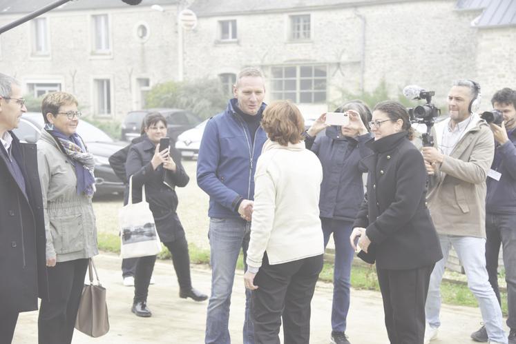 Jeudi 31 octobre, à Morigny-Champigny (Essonne). La ministre Annie Genevard a été accueillie sur l'exploitation de Benoît Mazure, en compagnie de nombreux représentants politiques, professionnels et syndicaux.