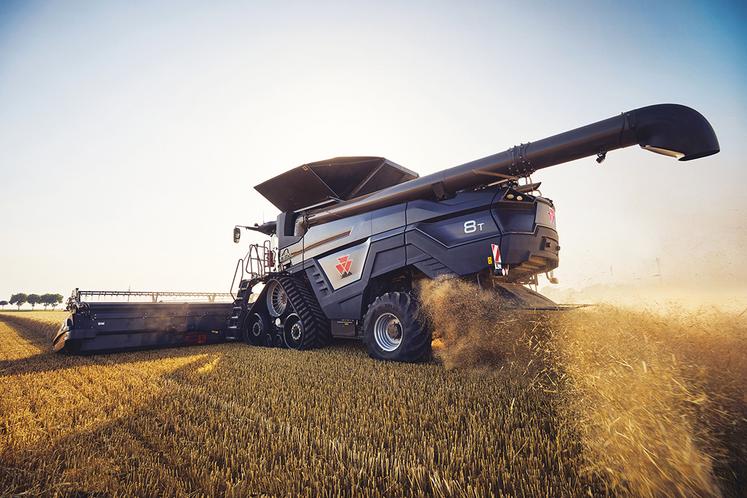 La MF Ideal 8 est préconisée pour faucher en moyenne 500 hectares. Elle est dotée de multiples équipements qui rendent son utilisation simple et efficace.