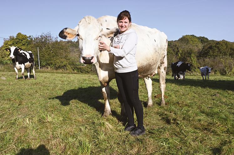 Éleveuse laitière et maman de deux jeunes enfants, Brigitte Delpech joue les équilibristes pour accorder vie professionnelle et personnelle.