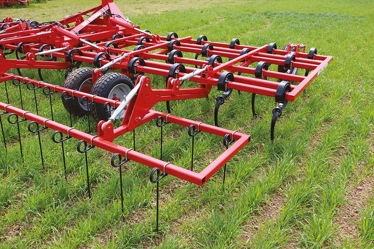 Le scalpeur Scalp-AgriFlex est équipé de dents et d’ailettes de scalpage ainsi qu’à l’arrière, de peignes pour faire remonter les adventices en surface.