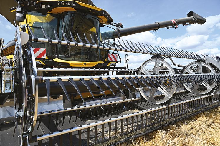 La CR11 Next Gen en impose avec sa coupe MacDon de 15,20 m.