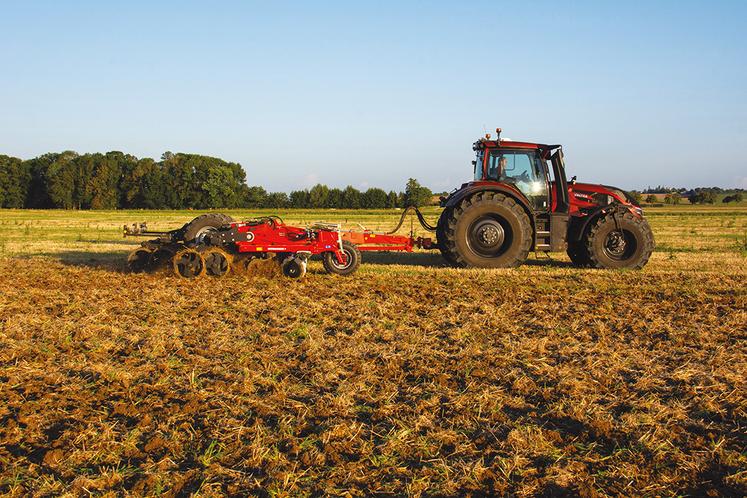 Le faux-semis est réalisé avec un outil qui réalise un travail superficiel et très émietté. Ici, le déchaumeur à disques Normandie+ de Grégoire Besson.
