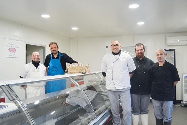 Xavier Bocquet (tablier bleu) accompagné de ses quatre charcutiers proposent des produits traditionnels dans la boutique depuis 25 ans.