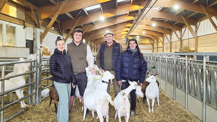De g. à d. : Pauline, Pierre, Damien et Virginie Faucon. Chez les Faucon, la tradition fromagère se transmet de génération en génération : les enfants de Damien et Virginie préparent déjà la relève et diversifient les projets de la chèvrerie.