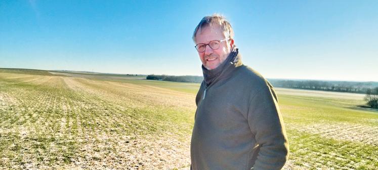 À quelques années de sa retraite, Bertrand Patenôtre espère relancer l’élevage ovin de plein air grâce à l’installation de panneaux agrivoltaïques, dont l’installation est prévue dans cette parcelle de 40 hectares.