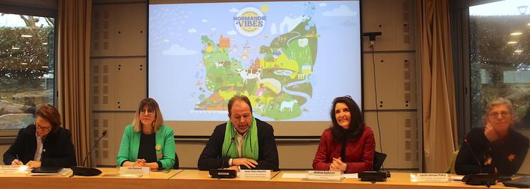 Autour de Jean-Yves Heurtin (président de la Chambre d'agriculture du Calvados), Audrey Gadenne (Département du Calvados), Cécile Sineau-Patry (Département de la Seine-Maritime), Clotilde Eudier (Région) et Lola Quitard (Can) vous donnent rendez-vous Hall 3, allée 192.