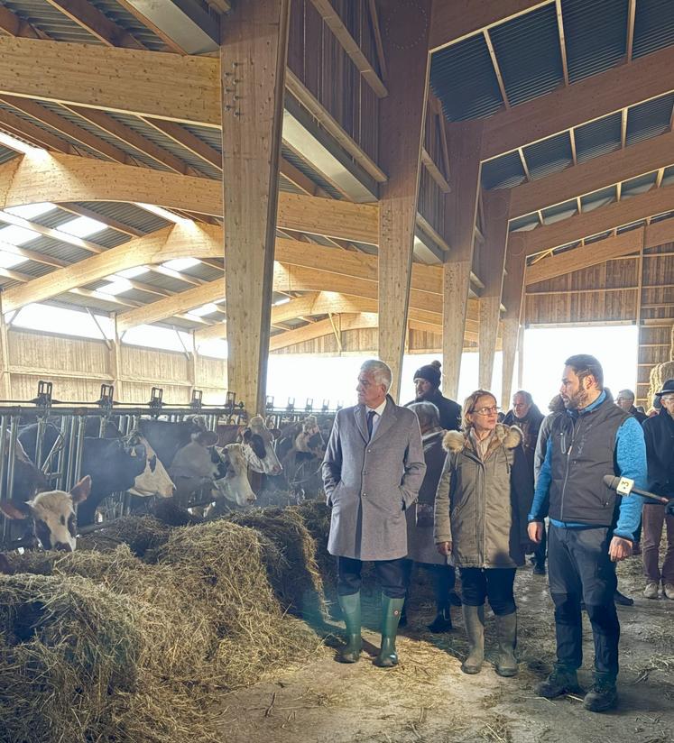 Hervé Morin et Clothilde Eudier en déplacement sur une ferme seinomarine pour présenter le nouveau dispositif à l'installation de la Région.