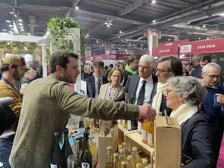 Et une petite dégustation de cidre sur le stand seinomarin  de La Mare aux pommes.