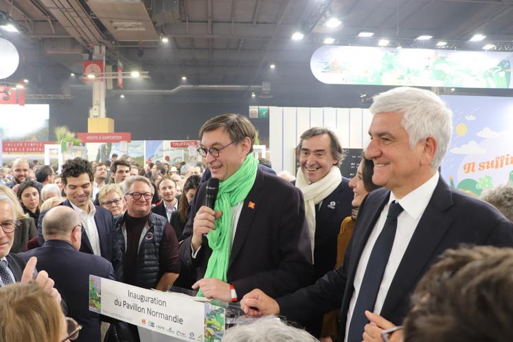 Un trio d'hommes, composé de Sébastien Windsor (Can), Bertrand Bellanger (CD 76) et Hervé Morin (Région), a inauguré le pavillon Normandie, lundi 24 février.