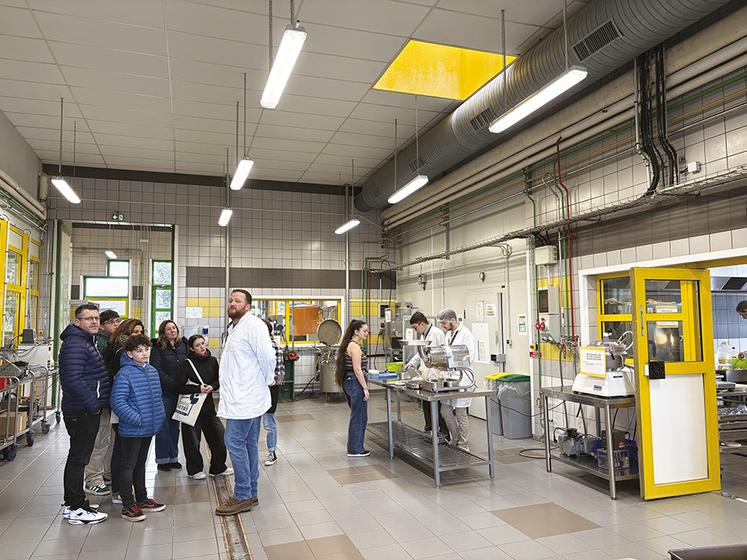 Visite du hall technologique lors des portes ouvertes du 25 février. Les étudiants y découvrent les différents procédés industriels de transformation des produits agricoles.