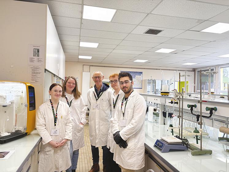 Riwalenn, Camille, Luc, Allan et leur encadrant Jean-René Claisse. Étudiants en BTSA Anabiotec, leurs travaux pratiques se déroulent dans les laboratoires équipés de matériels de pointe.