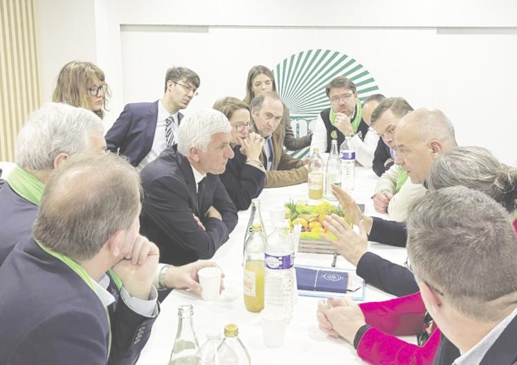 Arnaud Rousseau et les élus ont longuement dialogué.