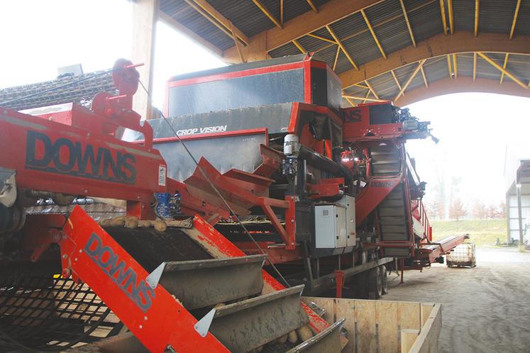Le trieur optique est installé dans le prolongement du déterreur. Il dispose désormais d’un bâtiment dédié pour l’abriter afin de passer des lots toute l’année.