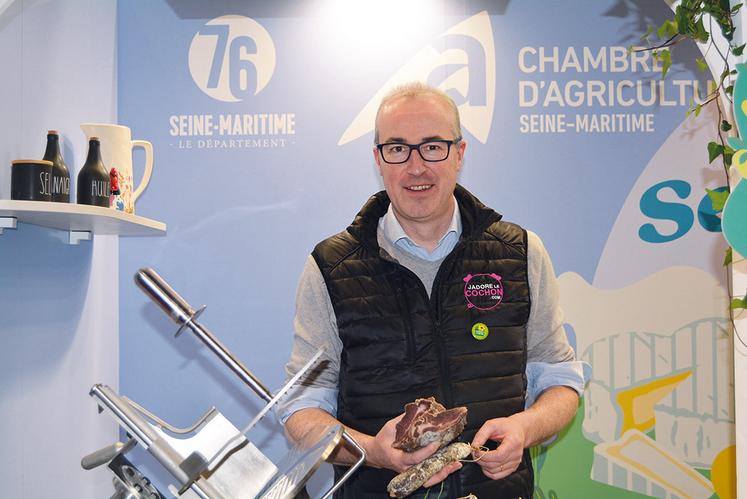 « La vente, c’est simple : on s’adapte à vos envies. On a plus de 100 produits à base de porc, et ça évolue avec les saisons. Cru, cuit, fumé, sec, en conserve ou en plat cuisiné, vous commandez ou vous choisissez direct en vitrine. Et si vous voulez de la coupe, on vous sert chaque vendredi et samedi à Grigneuseville », confie Olivier Blondel.