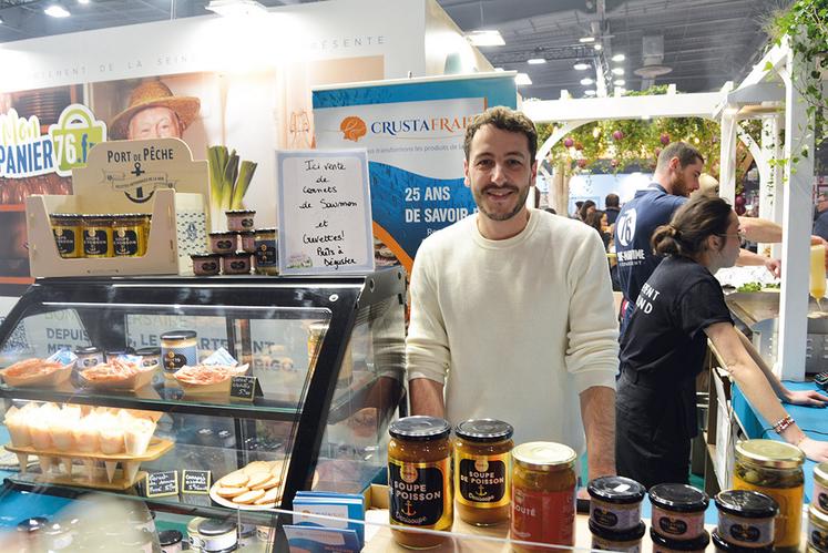 « On touche à tout : on cuit, on fume, on surgèle. Les Saint-Jacques ? On les décortique à la main, une à une. Pas de machine pour ça, juste le geste et l’œil du métier », explique Romain Brossard, manager et associé gérant de Crustafrais à Martin-Église.