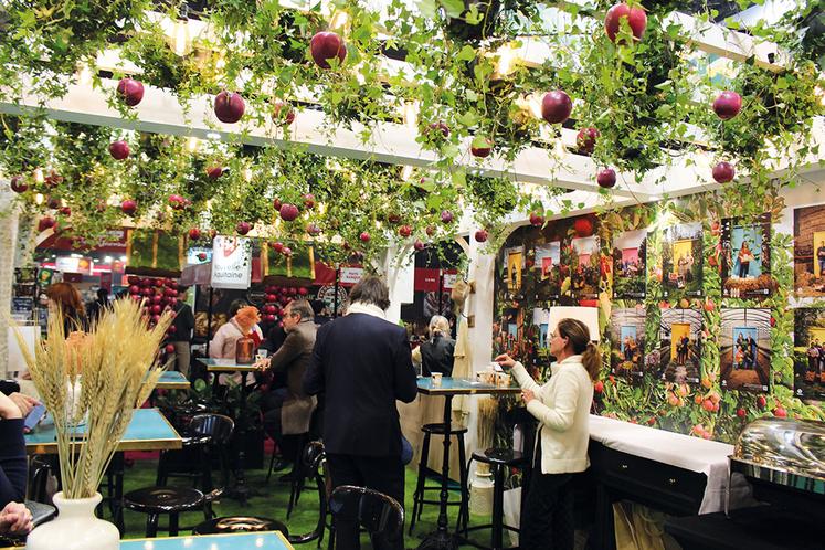 Au Sia, le stand seinomarin porte ses fruits. Il accueille les visiteurs sous un plafond verdoyant de lierre et de fruits défendus.