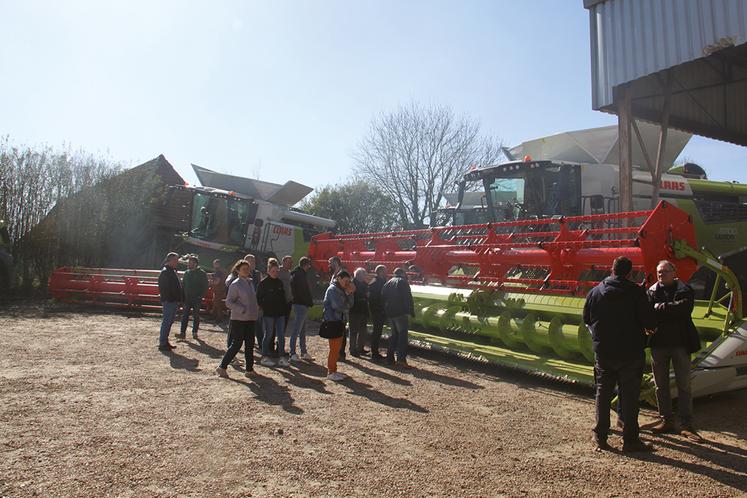 Moissonneuses-batteuses et ensileuses prêtes pour les prochaines récoltes.