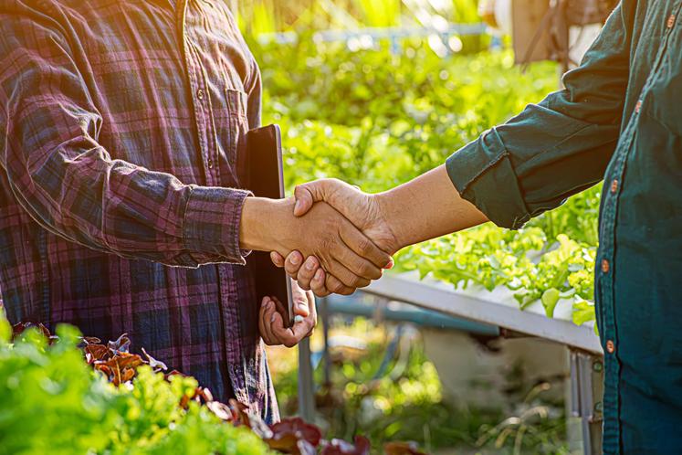 Les premiers échanges entre cédants et repreneurs sont cruciaux pour un projet de transmission.