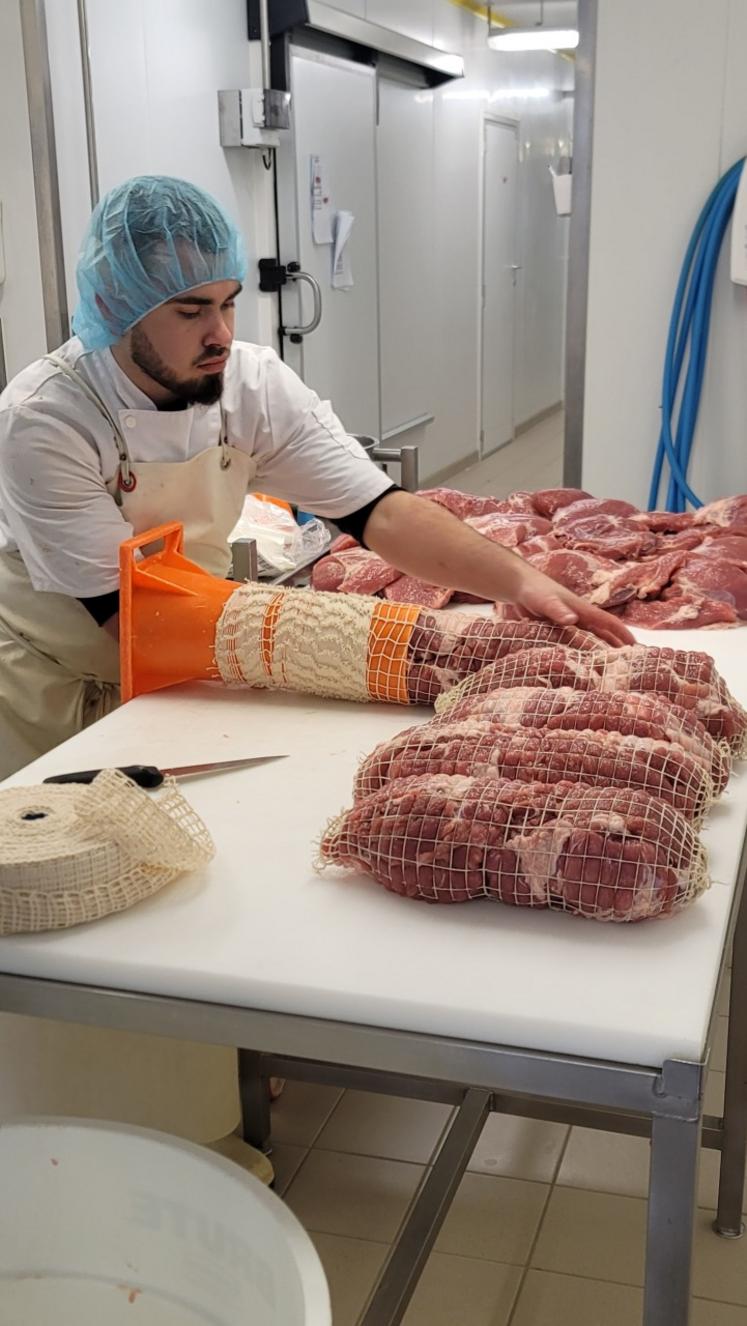 " Quand on fabrique 2 tonnes de produits par semaine, ça représente environ 12 000 portions. C'est une activité qui exige une rigueur absolue et le respect strict des normes d'hygiène, on n'a tout simplement pas le droit à l'erreur. "