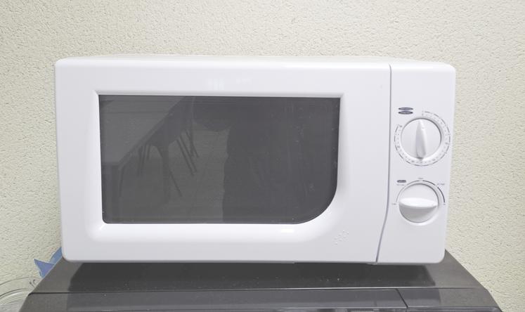 Il est conseillé de ne pas utiliser le micro-ondes de la maison car l'odeur de l'herbe séchée perdure.