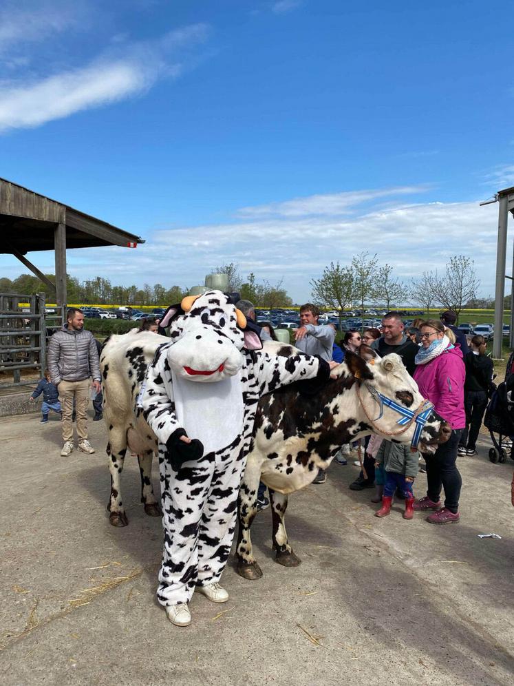 Ce 25 avril, les JA sont dans la place avec l'une des mascottes du syndicat qui présente une normande.