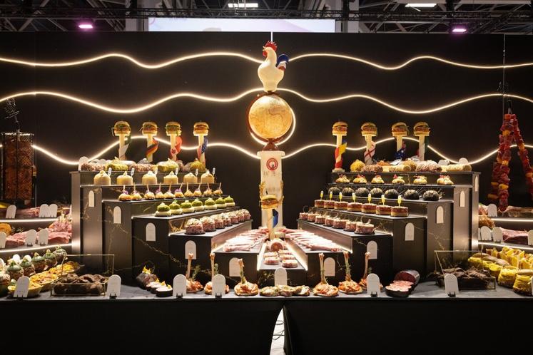 Le buffet de l'équipe française composé d'un demi-bœuf, d'un demi-porc, d'un agneau et de cinq volailles.