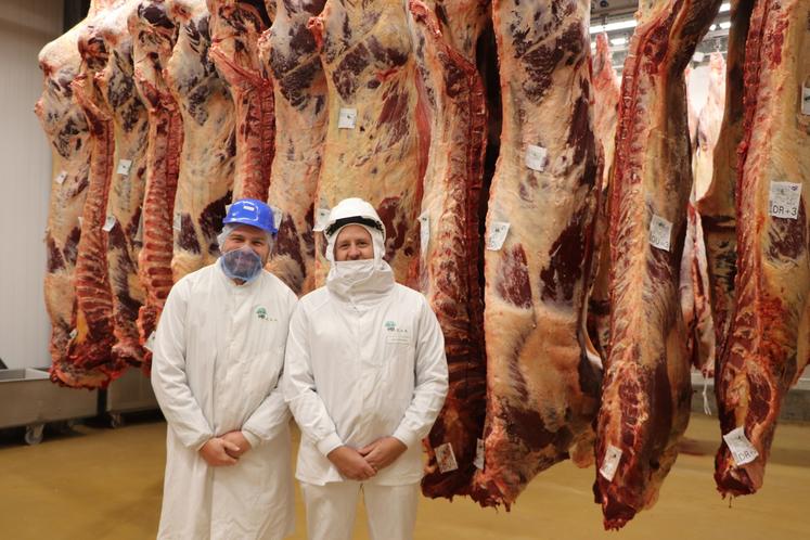 Guillaume Perdriel, directeur d'Elvea Normandie et Sébastien Groschêne, directeur d'EVA Saint-Pierre-en-Auge, lors de la visite du site. Tous deux sont aussi impliqués dans la pédagogie et la formation "saisies en abattoir", telle qu'elle a pu avoir lieu le 5 mars, à destination des éleveurs. 